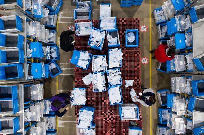 로켓배송과 새벽배송을 위해 야간노동을 하는 쿠팡의 노동자는 크게 물류센터에서 분류를 하는 물류센터 노동자와 물류를 직접 배송하는 택배 노동자로 구분된다. 쿠팡 제공