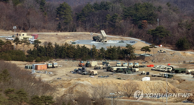 지난 5일 경북 성주군의 미군 사드(THAAD·고고도 미사일 방어체계)기지에서 발사대가 하늘을 향하고 있다. [연합뉴스]