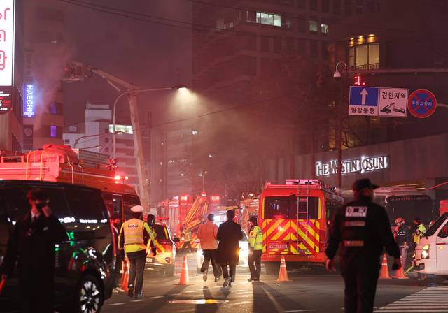 14일 오후 서울 중구 소공동의 한 건물에서 불이나 소방대원들이 진화 작업을 벌이고 있다.  [연합뉴스]