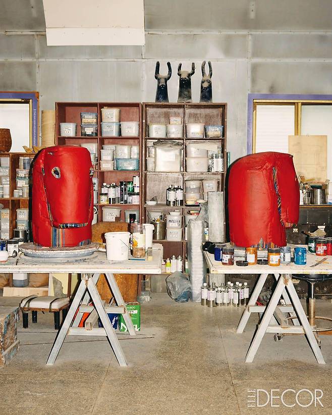 작품 제작이 한창 진행되고 있는 작업대.