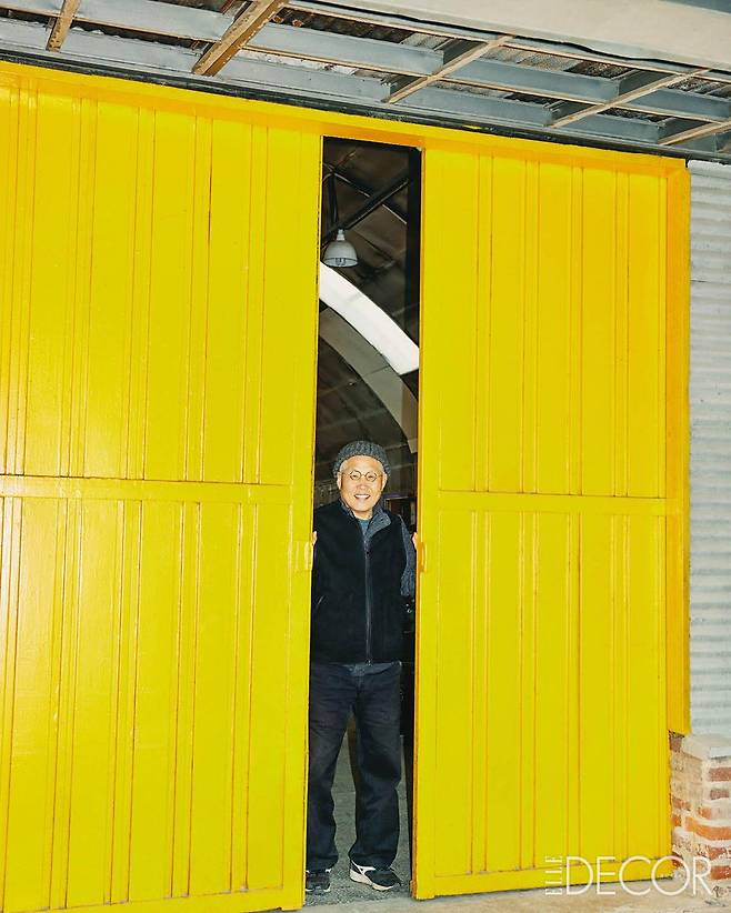 작업실 문 앞에 선 신상호 작가.