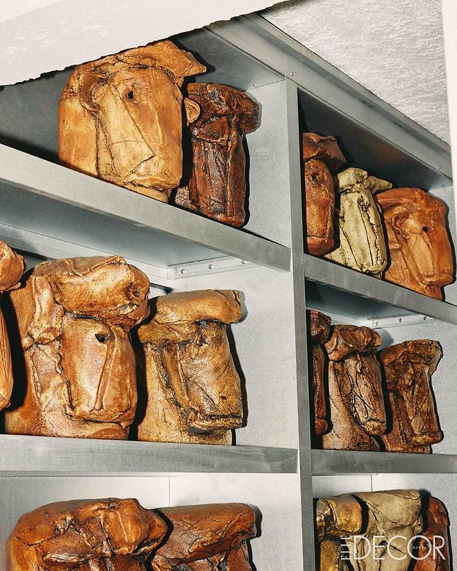 책꽂이를 빼곡히 수놓은 ‘헤드 시리즈(Head Series)’.