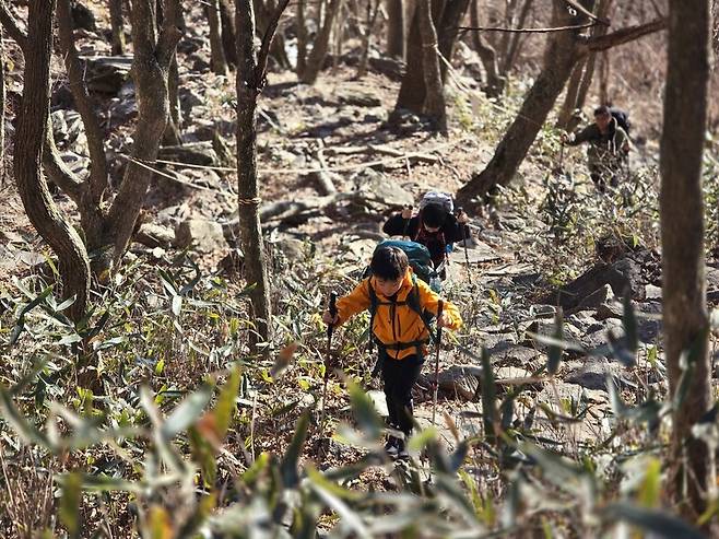 지리산 노고단 화엄사 코스는 지리산의 여러 코스 중에 난도가 높은 편이다. 산을 오르는 아이들. 박준형 제공