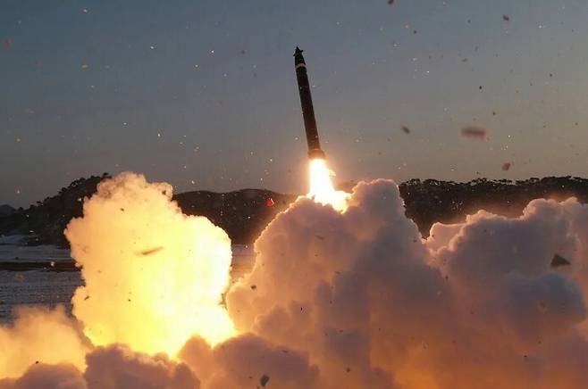 북한은 지난 2022년 마지막 날과 2023년의 첫날에 각각 초대형방사포 3발과 1발을 발사했다고 밝혔다. 조선중앙통신 연합뉴스