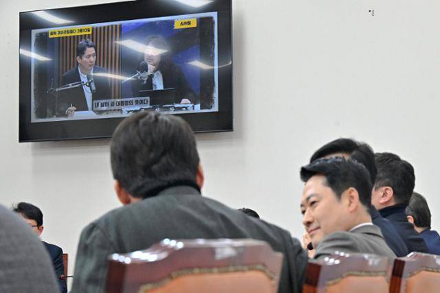 장동혁 대표와 송언석 원내대표를 비롯한 국민의힘 최고위원들이 12일 국회에서 열린 최고위원회의에서 김어준 씨의 유튜브 방송에서 제기된 '공소취소 거래' 의혹 관련 자료화면을 시청하고 있다. 민경석 기자
