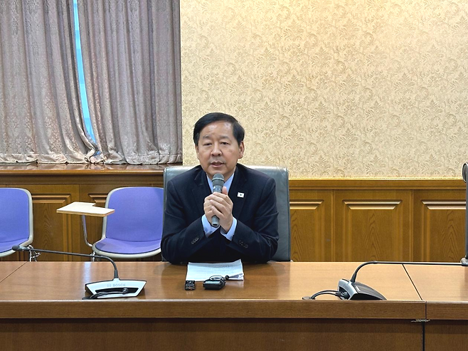 구윤철 부총리 겸 재정경제부 장관은 14일 일본 도쿄 재무성 청사에서 열린 '제10회 한일 재무장관 회의' 이후 기자들에게 회의 내용을 설명하고 있다. 도쿄=류호 특파원