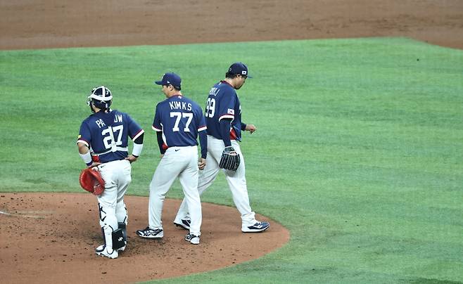 <yonhap photo-2911="">13일(현지시간) 미국 플로리다주 마이애미 론디포파크에서 열린 월드베이스볼클래식(WBC) 대한민국 대 도미니카공화국 준준결승전. 2회말 2사 1, 2루 한국 선발투수 류현진이 교체되고 있다. 2026.3.14 yatoya@yna.co.kr/2026-03-14 08:23:57/ <저작권자 ⓒ 1980~2026 ㈜연합뉴스. 무단 전재 재배포 금지, AI 학습 및 활용 금지></yonhap>