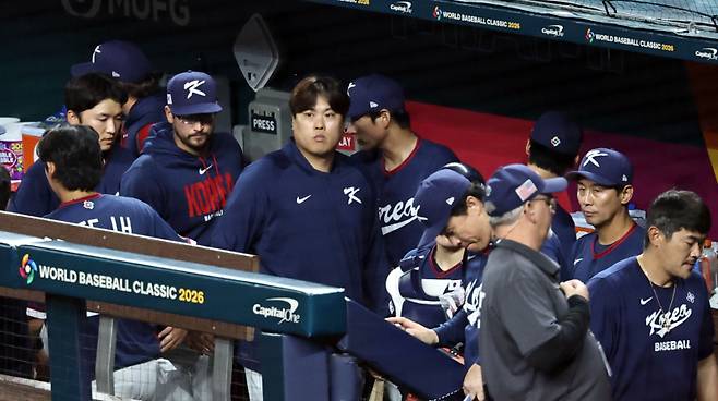 <yonhap photo-3500="">13일(현지시간) 미국 플로리다주 마이애미 론디포파크에서 열린 월드베이스볼클래식(WBC) 대한민국과 도미니카공화국의 준준결승전 경기. 7회말 2사 1, 3루 도미니카 웰스에게 3점 홈런을 허용하며 콜드게임 패한 한국의 류현진과 선수들이 아쉬워하며 경기장을 나서고 있다. [사진=연합뉴스]</yonhap>