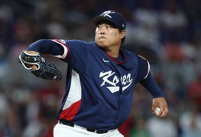 <yonhap photo-2828="">13일(현지시간) 미국 플로리다주 마이애미 론디포파크에서 열린 월드베이스볼클래식(WBC) 대한민국 대 도미니카공화국 준준결승전. 한국 선발투수 류현진이 1회 말 역투하고 있다. [사진=연합뉴스]</yonhap>