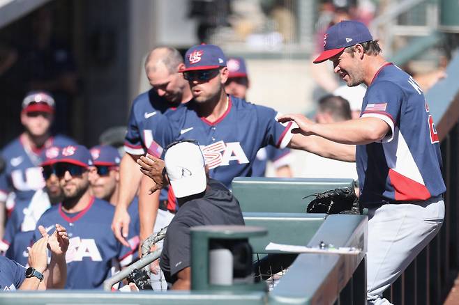 <yonhap photo-4778=""> SCOTTSDALE, ARIZONA - MARCH 04: Relief pitcher Clayton Kershaw #22 of Team United States high fives teammates in the dugout after pitching during the fourth inning of the MLB exhibition game at Salt River Fields at Talking Stick on March 04, 2026 in Scottsdale, Arizona. Christian Petersen/Getty Images/AFP (Photo by Christian Petersen / GETTY IMAGES NORTH AMERICA / Getty Images via AFP) <저작권자 ⓒ 1980~2026 ㈜연합뉴스. 무단 전재 재배포 금지, AI 학습 및 활용 금지></yonhap>