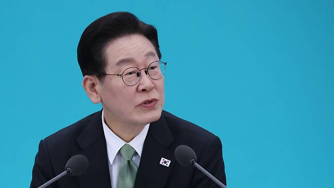 이재명 대통령이 13일 충북 청주오스코에서 열린 '충북의 마음을 듣다' 타운홀미팅 간담회에서 발언하고 있다