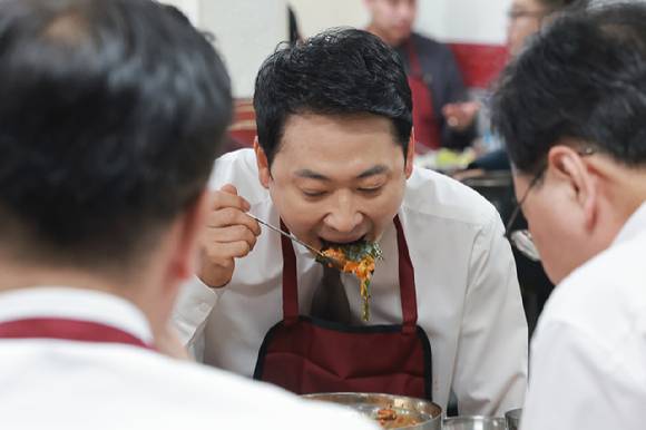 국민의힘 장동혁 대표가 13일 서울 영등포시장 내 한 식당을 방문해 점심을 먹고 있다. 2026.3.13 [사진=연합뉴스]