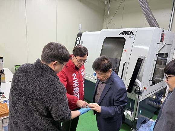 조홍철 예비후보가 성서산단 관계자들과 얘기하고 있다 [사진=조홍철 예비후보 사무국 ]