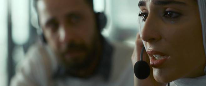 영화 '힌드의 목소리'의 한 장면. 팔레스타인 적신월사 직원들이 공포에 떨고 있는 소녀 힌드를 안심시키기 위해 일상적인 질문을 던지며 통화를 계속 이어가고 있다. 사진 영화사 찬란