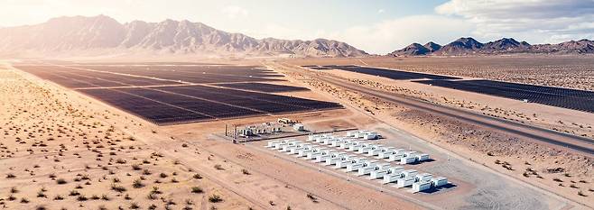 배터리 산업에서 ESS의 중요성이 커지고 있다. 최근 테슬라는 일체형 ESS ‘메가팩’을 앞세운 ESS 사업 호조로 전기차 수요 둔화를 만회하고 있다. 사진은 테슬라 메가팩. [사진 테슬라]