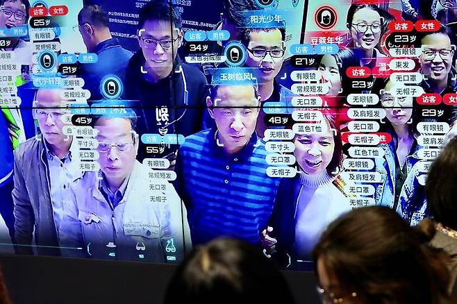 CCTV망, 안면인식 기술, 온라인 검열 등 디지털 기술을 통한 중국식 감시체계가 다른 권위주의 국가로 확산될 우려가 커지고 있다. [중앙포토]