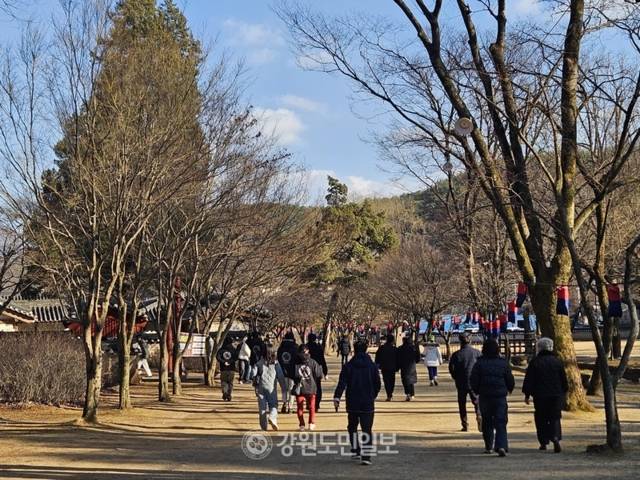 ▲ 영화 ‘왕과 사는 남자’의 1000만 관객 돌파로 지난 7일 오후 영월 장릉 경내에도 방문객들이 발길이 계속 이어지고 있다. 방기준 기자