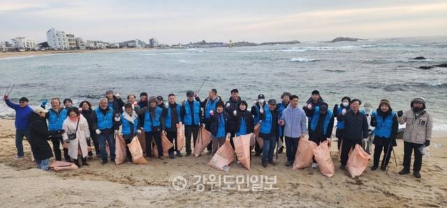 ▲ 교암해변에서 맨발걷기로 해양쓰레기와 비치코밍 재료를 줍는 손길이 멋지다.