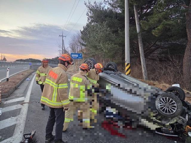 ▲ 14일 오전 5시 53분쯤 양양군 현남면의 한 도로에서 경차가 도로 연석을 들이받은 뒤 전복돼 방글라데시 국적의 20대 남성이 숨졌다. 강원도소방본부 제공