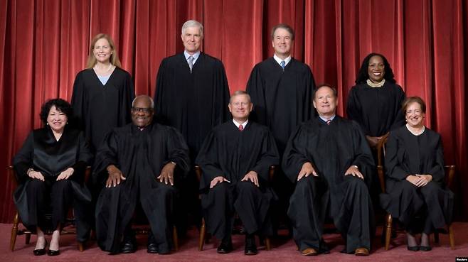 미 대법관들. 앞줄 왼쪽부터 시계 반대 방향으로 소니아 소토마요르, 클래런스 토머스 대법관, 존 로버츠 대법원장, 새뮤얼 얼리토, 엘리나 케이건, 커탄지 브라운 잭슨, 브렛 캐버노, 닐 고서치, 에이미 코니 배럿 대법관./연합뉴스