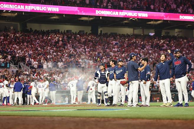 13일(현지시간) 미국 플로리다주 마이애미 론디포파크에서 열린 월드베이스볼클래식(WBC) 대한민국 대 도미니카공화국 준준결승전. 7회말 심판의 콜드게임 선언으로 0-10에 게임을 종료, 패배한 한국 선수들이 아쉬워하고 있다. 연합뉴스