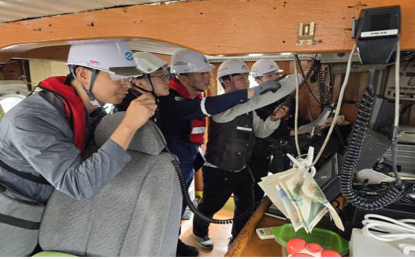 한국해양교통안전공단과 한국방송통신전파진흥원 관계자들이 합동으로 선박 검사를 하고 있다. 공단 제공