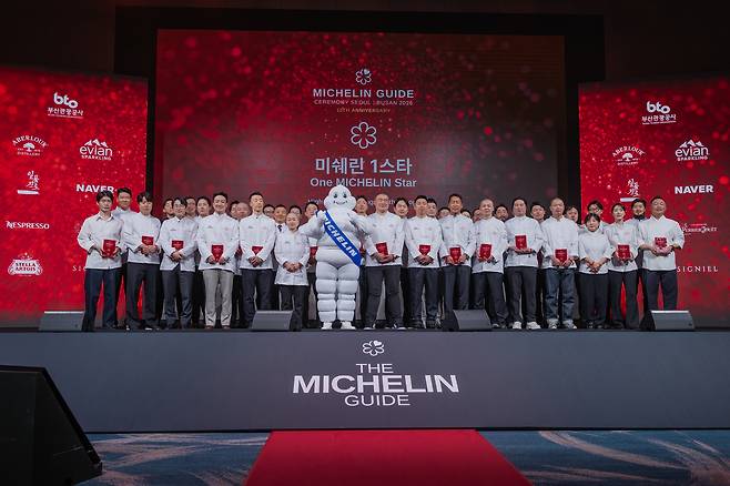 Chefs whose restaurants were awarded with one Michelin star pose for a photo during an award ceremony held in Busan, March 5. (Michelin)