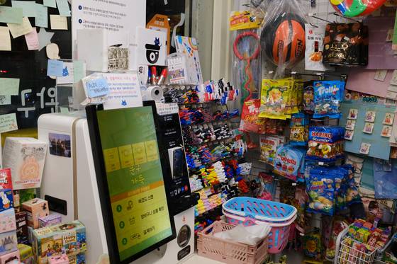 An unmanned stationary store in western Seoul [CHO YONG-JUN]