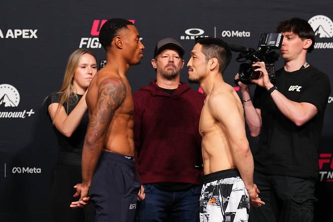 유수영(오른쪽)과 일라이자 스미스. UFC 제공