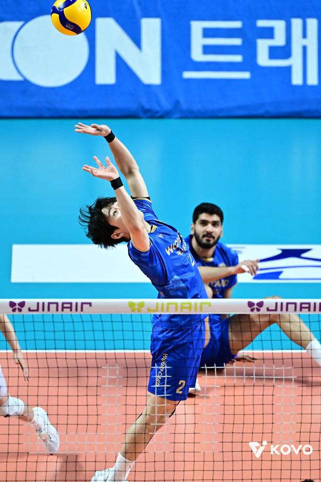 우리카드 한태준이 14일 오후 2시 장충체육관에서 열린 한국전력과의 ‘진에어 2025~2026 V-리그’ 6라운드 경기에서 토스하고 있다. KOVO 제공