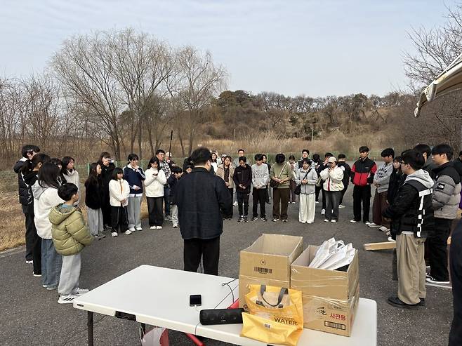 제3회 크로스로드에 참여한 다음세대들이 14일 서울 강서구 아라한강갑문에서 행진을 앞두고 기도하고 있다.