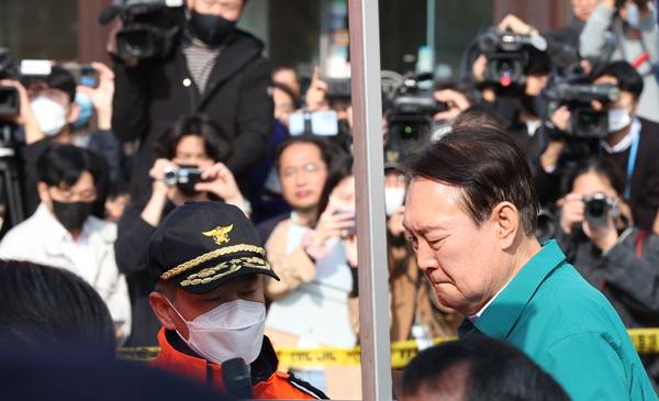 ▲ 2022년 10월30일 윤석열 전 대통령이 서울 용산구 이태원 압사 사고 현장을 둘러보고 있다. ⓒ연합뉴스