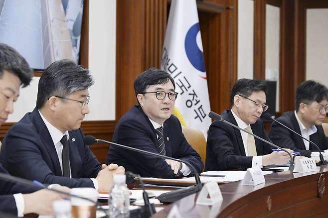 임기근 기획예산처 장관 직무대행 차관이 13일 서울 종로구 정부서울청사에서 열린 ‘중동상황 점검 관계부처 차관회의’를 주재하고 있다. [기획예산처]