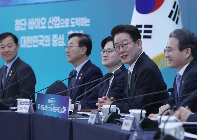 이재명 대통령이 13일 충북 청주 오스코에서 열린 ‘충북의 마음을 듣다’ 타운홀미팅 간담회에서 발언을 하고 있다. [김호영 기자]