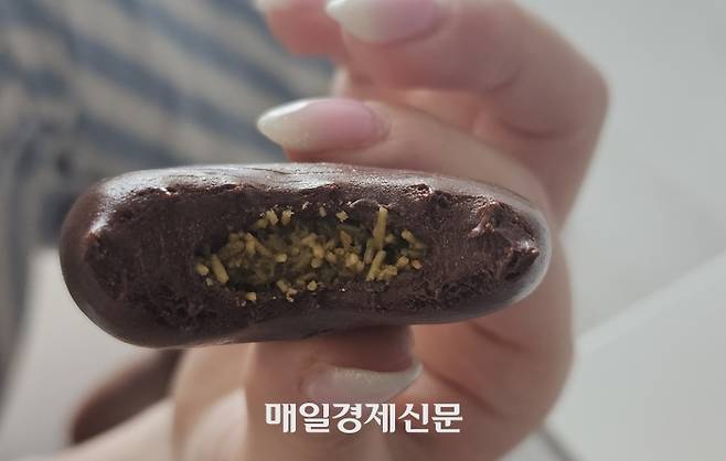 몬트쿠키의 ‘두바이 쫀득 쿠키(두쫀쿠)’. 판매처 공식 이미지와 유명인 리뷰 제품과 달리 내용물이 부실하고 마시멜로가 두껍다. [이가람 기자]