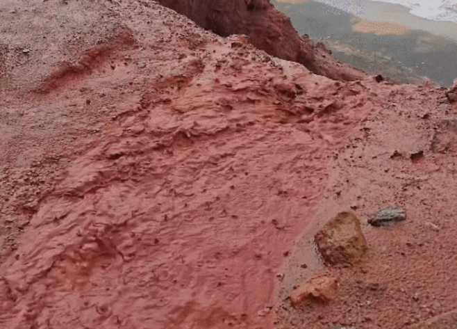 과거 이란에 내린 블러드레인. [인스타그램 갈무리]