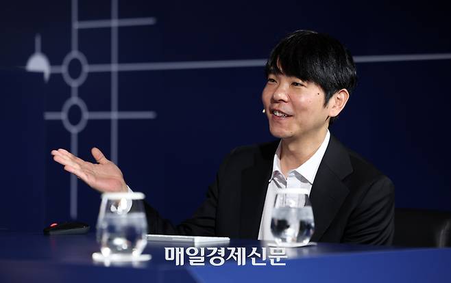 바둑기사 이세돌 9단이 9일 서울 종로구 포시즌스호텔에서 AI 스타트업 인핸스가 주최한 ‘에이전틱 AI 상용화 글로벌 캠페인’에 참석해 에이전틱 AI로 제작한 바둑모델을 시연하고 있다.