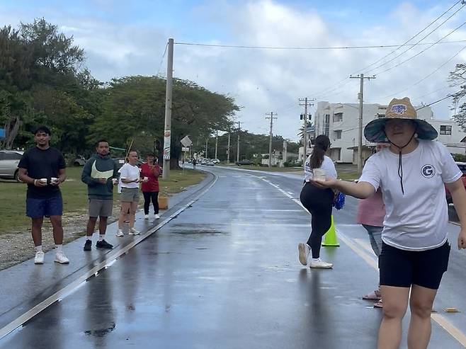 저마다 종이컵을 들고 기다리는 주민들. 해당 사진은 19㎞ 지점에서 찍은 사진이지만 이해를 돕고자 이곳에 첨부한다./사진=김지은 여행+ 기자