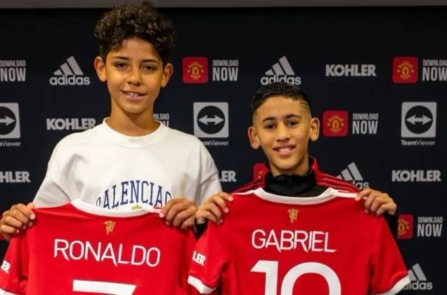 가브리엘은 크리스티아누 호날두와 특별한 인연이 있다. 가브리엘은 과거 호날두 주니어와 맨유 유소년 아카데미에서 한솥밥을 먹었다. 호날두는 사우디아라비아로 떠나기 전 가브리엘에게 친필 사인이 담긴 유니폼을 선물하기도 했다. 사진=X