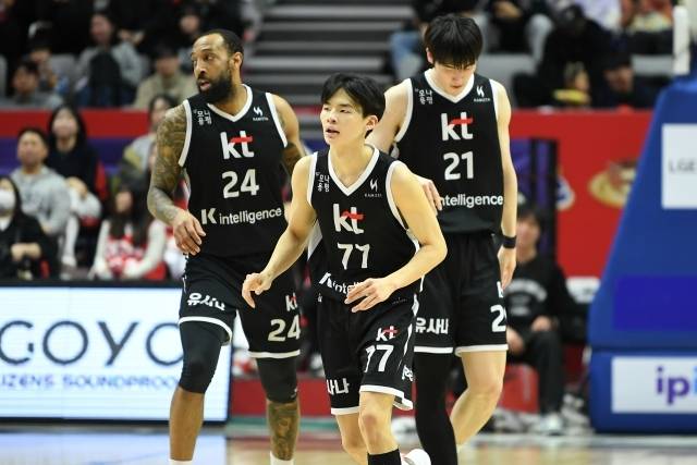 특급 신인 강성욱은 16점 4리바운드 7어시스트 3스틸로 KT의 희망다운 모습을 보였다. 사진=KBL 제공