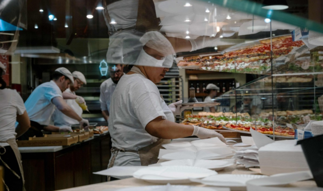 미국 뉴욕시 레스토랑 직원들. AFP연합뉴스