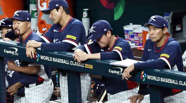 14일(한국시간) 미국 플로리다주 마이애미 론디포파크에서 열린 월드베이스볼클래식(WBC) 대한민국과 도미니카공화국의 준준결승전 경기. 5회말 류지현 한국 감독이 아쉬워하며 잠시 고개를 숙이고 있다.연합뉴스