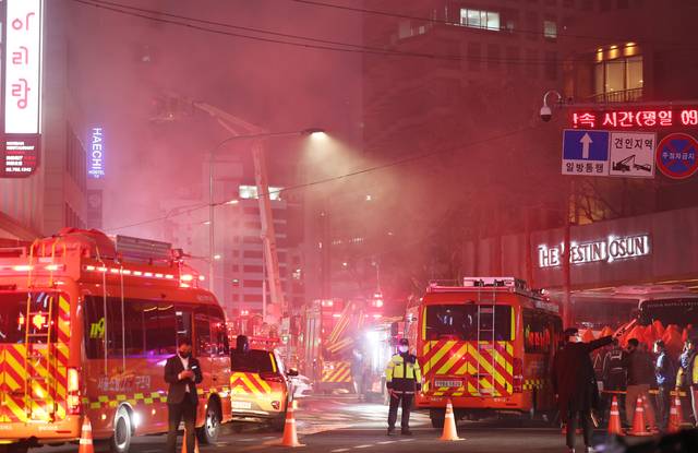 14일 오후 서울 중구 소공동의 한 건물에서 불이나 소방대원들이 진화 작업을 벌이고 있다. 연합뉴스