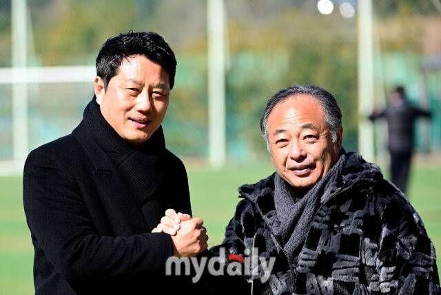 한국대학축구연맹 박한동 회장(왼쪽)과 일본대학축구연맹 나가노 유지 회장./마이데일리 DB