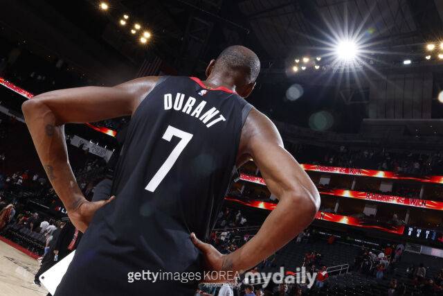 듀런트가 경기장을 바라보고 있다. /게티이미지코리아