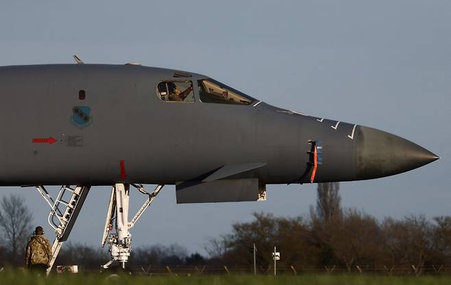 한 지상 근무 요원이 영국 RAF 페어퍼드 공군 기지에서 미 공군 B-1B 전략 폭격기 아래에 서 있다. 기사 내용과 직접적 연관은 없음. [로이터]