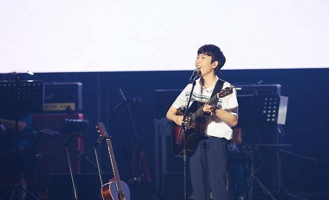 장범준의 보컬과 음악 구조는 하나의 방향을 향한다. 사랑을 거대한 사건처럼 폭발시키는 대신, 아주 작은 감각이 마음속에서 천천히 부풀어 오르도록 만드는 것. 이 점에서 그의 음악을 사랑의 ‘표현’이 아닌 사랑이 스며드는 과정을 ‘재현’함에 가깝다. 처음에는 장면으로 들리고, 그 다음에는 감정으로 들리며, 마침내는 자신의 기억처럼 남는다. [연합]