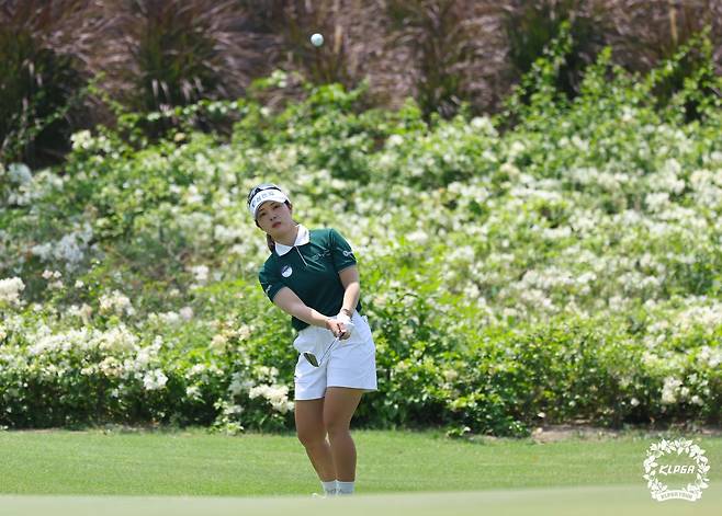 전예성이 14일 KLPGA투어 리쥬란 챔피언십 3라운드 3번홀에서 칩샷을 하고 있다. [KLPGA 제공]
