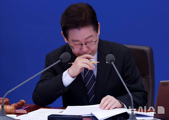 [서울=뉴시스] 고범준 기자 = 이재명 대통령이 10일 청와대에서 열린 국무회의에서 자료를 살펴보고 있다. (청와대통신사진기자단) 2026.03.10. bjko@newsis.com