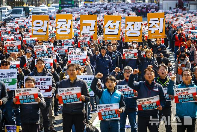 [서울=뉴시스] 정병혁 기자 = 10일 서울 종로구 세종대로에서 열린 민주노총 투쟁 선포대회에서 참가 조합원들이 구호를 외치고 있다. 2026.03.10. jhope@newsis.com